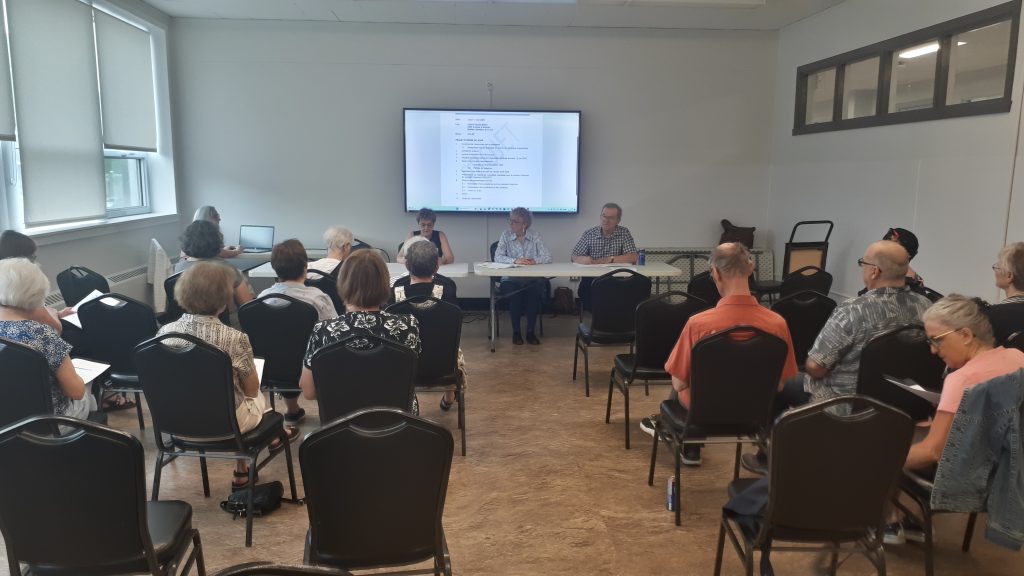 personnes qui participent à une conférence